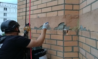 Обследование фасада здания в Черемхове в октябре